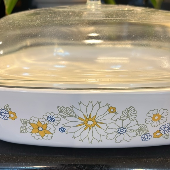 "Floral Bouquet" - 2.5L / 2.5 QT Square Casserole with Dome Lid by CORNING - Picture 2 of 9